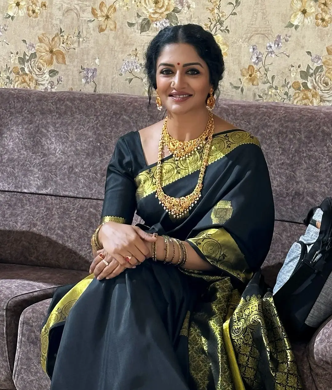 VIMALA RAMAN WEARING BEAUTIFUL EARRINGS JEWELLERY BLACK SAREE